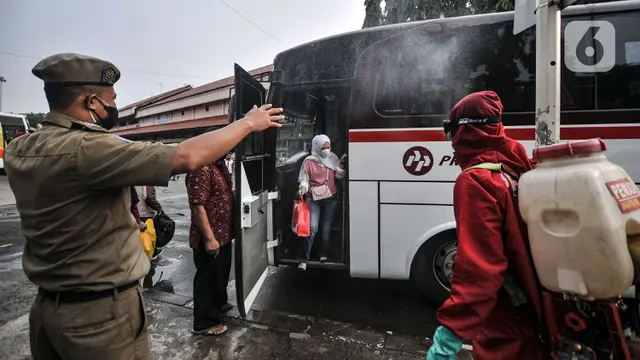 Penyemprotan Disinfektan kepada Pemudik di Terminal Kampung Rambutan