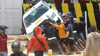 Sejumlah massa aksi yang merupakan penambang lokal di Kabupaten Pohuwato saat merusak fasilitas perusahaan (Arfandi Ibrahim/Liputan6.com)