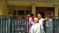 Rumah bos travel Kafila Rindu Kabah disambangi calon jemaah umrah. (Liputan6.com/Ika Defianti)