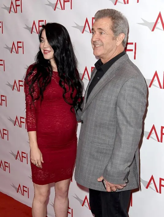Lama tidak terlihat, akhirnya sepasang kekasih ini hadir dalam acara penghargaan Golden Globe 2017 lalu. Dengan perutnya yang semakin buncit, kekasih Mel tampak cantik dan mempesona. (AFP/Bintang.com)