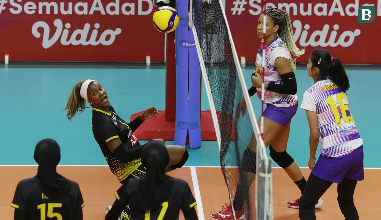 Pemain Gresik Petrokimia Pupuk Indonesia, Jenniver Yanet Alvarez Hernandez (kiri), gagal menahan bola saat melawan Jakarta Mandiri Popsipo Polwan pada laga PLN Mobile Proliga 2022 di Padepokan Voli Jenderal Polisi Kunarto, Sentul, Jumat (28/1/ 2022). (Bola.com/M Iqbal Ichsan)