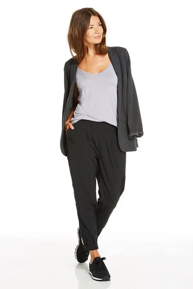 Mix and match busana yang tepat untuk dipakai ke kampus atau kantor saat datang bulan. (sumber foto: fabletics.fr/pinterest)