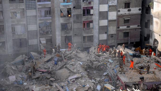 Tim penyelamat mengevakuasi lokasi reruntuhan sebuah bangunan di Karachi, Pakistan (8/6/2020). Korban tewas akibat runtuhnya gedung permukiman lima lantai di Karachi bertambah menjadi 13 orang pada Selasa (9/6) pagi waktu setempat. (Xinhua/Str)