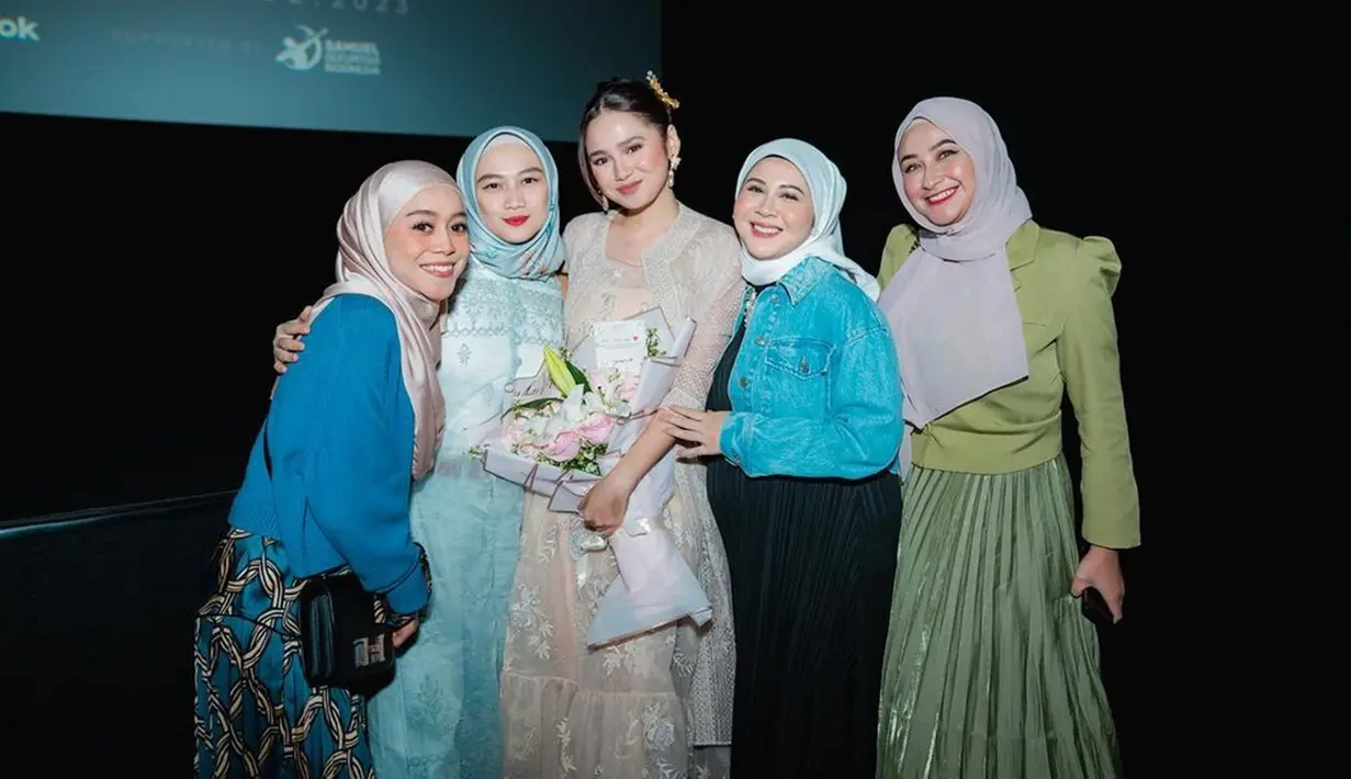 Paling kecil diantara anggota Geng Mamayu lainnya, Syifa Hadju sudah dianggap seperti adik kandung. Terlihat seperti masih gadis, tak sedikit warganet yang memuji Lesti Kejora, Melody Laksani, Kesha Ratuliu dan Shania Indriani. Tampil modis pakai denim meski tengah hamil besar, penampilan Kesha Ratuliu tak lepas dari perhatian saat foto bareng Geng Mamayu. (Liputan6.com/IG/@lestykejora)