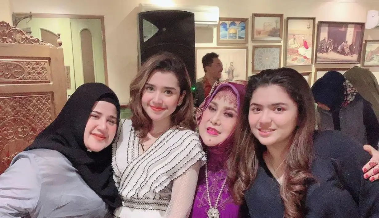 Itu tadi potret cantik Syelfa Alhamid, cucu dari Elvy Sukaesih yang menawan dan berprestasi. (Foto: Instagram/@elvy_sukaesih)