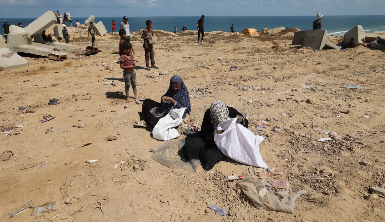 Bantuan kemanusiaan terus dijatuhkan dari udara ke Jalur Gaza oleh sejumlah negara dalam beberapa hari terakhir. (Eyad BABA/AFP)