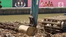 Mural bertema Kemerdekaan RI menghiasi dinding turap Sungai Ciliwung di kawasan Kampung Melayu, Jakarta, Minggu (16/8/2020). Mural karya petugas Pekerja Penanganan Sarana dan Prasarana Umum (PPSU) tersebut dibuat dalam rangka memeriahkan HUT ke-75 RI. (Liputan6.com/Immanuel Antonius)