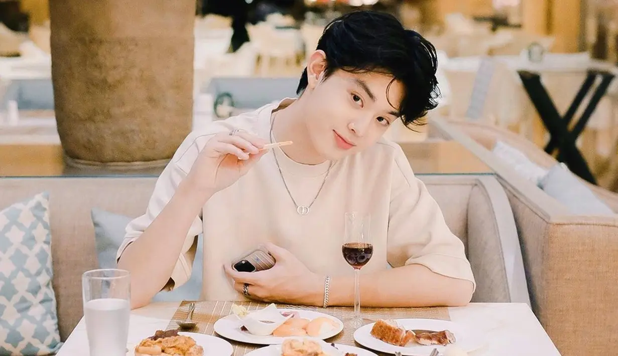 Gaya kasual Gabriel Prince sering terlihat dalam unggahan di akun Instagram. Memakai kaus polos berwarna putih, Prince tampak begitu memesona. (Liputan6.com/IG/@phrrince)