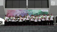 Para pemain dan pelatih tim bola voli putra dan putri Jakarta Pertamina Energi saat launching di Kantor Pusat Pertamina, Jakarta, Jumat (5/1). (Liputan6.com/Arya Manggala)