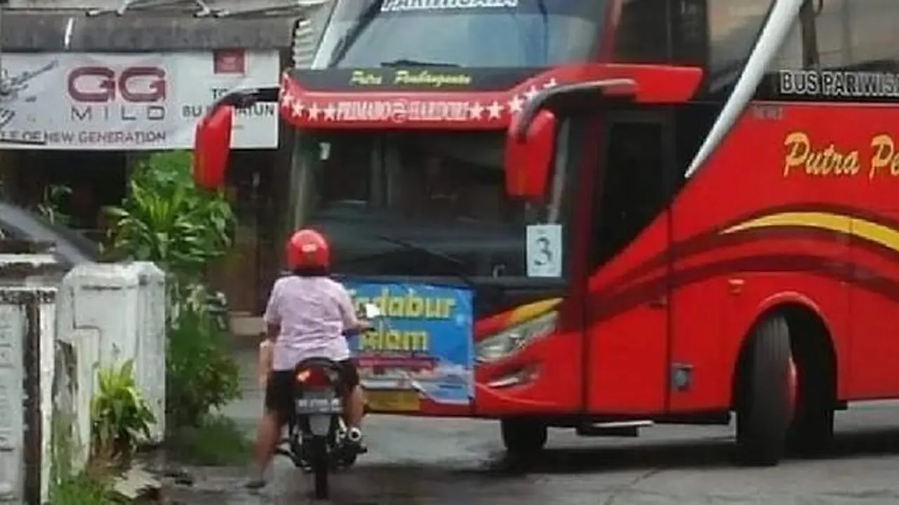 Kumpulan Emak-Emak Gegabah Menantang Pengguna Jalan Lain