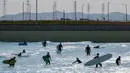 Peselancar membawa papan selnacar di kolam ombak Wave Park di Siheung, Korea Selatan, 18 Oktober 2020. Kolam ombak terbesar di dunia ini bagian dari Siheung Surf Park, sebuah resor terletak di Pulau Penyu, yang akan mencakup sebuah hotel, pusat konvensi, marina, dan bianglala. (Ed JONES/AFP)