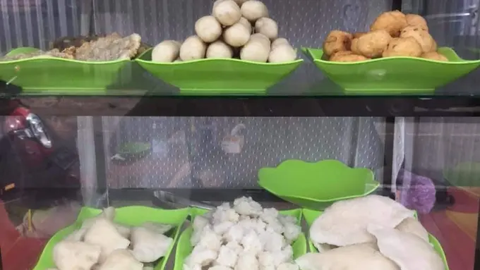 Empek-empek Palembang yang tersedia di warung chandra Banyuwangi (Hermawan Arifianto/Liputan6.com)