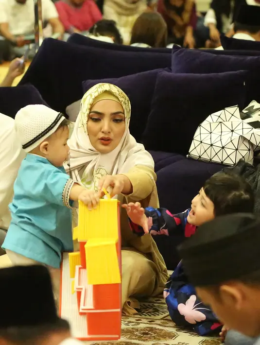 Sebagai ibu, Ashanty berusaha untuk melerainya. Namun Arsy bersikukuh merebut mainan rumah-rumahan itu dari tangan adiknya. Dalam foto itu, Arsya pun juga terlihat sangat berusaha mempertahankannya. (Bambang E.Ros/Bintang.com)