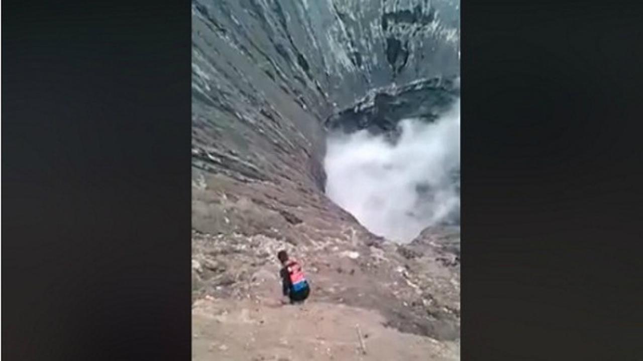 ABG Nekat Turuni Kawah Gunung Bromo Demi Ambil Ponsel