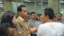 Presiden Jokowi berdialog dengan seorang warga yang mengantre untuk mendapatkan Kartu Indonesia Sehat di Kantor Pos Pasar Baru, Jakarta, Senin (3/11/2014). (Liputan6.com/Herman Zakharia)