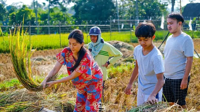 6 Momen Seru Liburan Keluarga Ruben Onsu, Ajak Anak Panen Padi