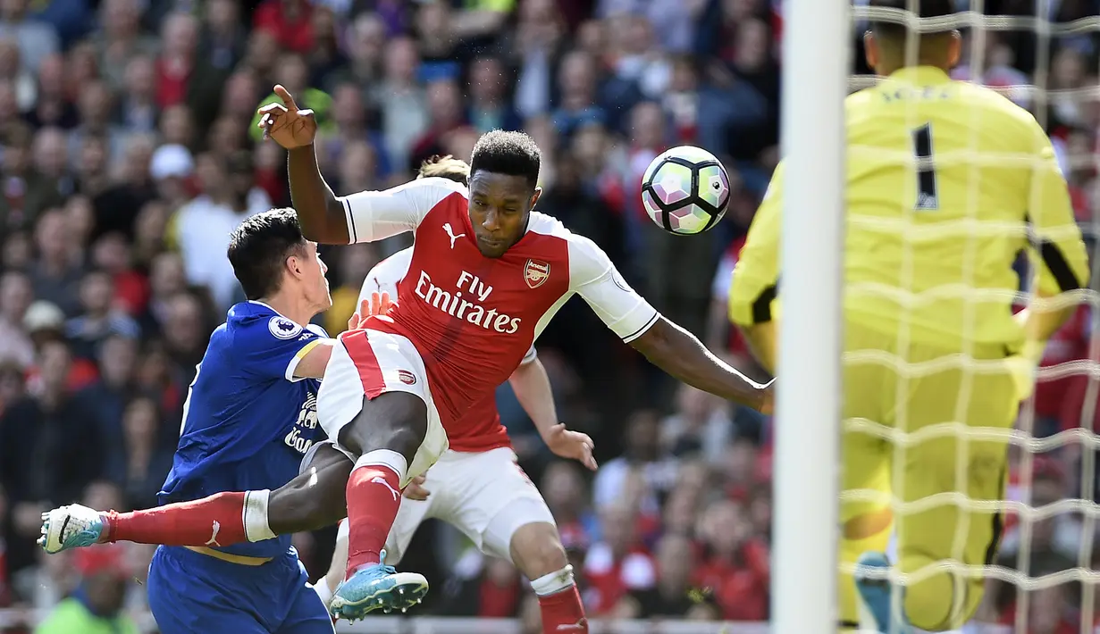 Striker Arsenal, Danny Welbeck, duel udara dengan gelandang Everton, Morgan Schneiderlin pada laga Premier League, di Stadion Emirates, Minggu (21/5/2017).  Arsenal menang 3-1. (EPA/Gerry Penny)