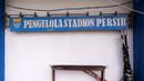 Papan bertuliskan "Pengelolaan Stadion Persib" di Stadion Sidolig yang terletak di Batununggal, Kota Bandung, Jawa Barat pada Sabtu (21/10/2023) WIB. Sejak kepemilikannya beralih ke Pemerintah Kota (Pemkot) Bandung, Stadion Sport in de Openlucht is Gezond alias Sidolig berganti nama menjadi Stadion Persib. (Bola.com/Bagaskara Lazuardi)