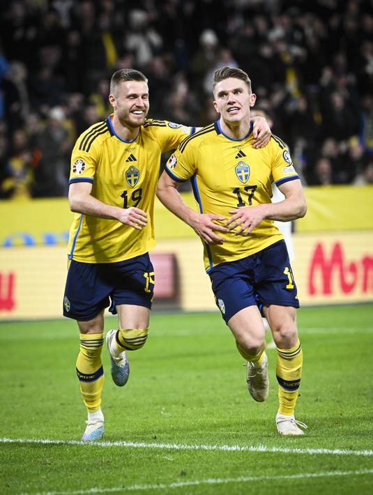 Tim berjuluk Blagult menekuk Azerbaijan dengan skor telak 5-0. (AFP/Fredrik Sandberg)