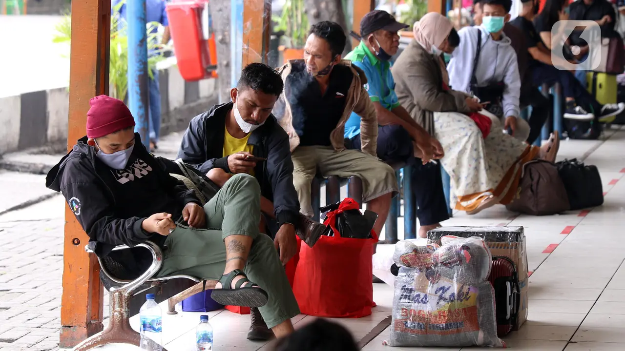 FOTO: Jelang Natal dan Tahun Baru, Terminal Kalideres Terpantau Ramai