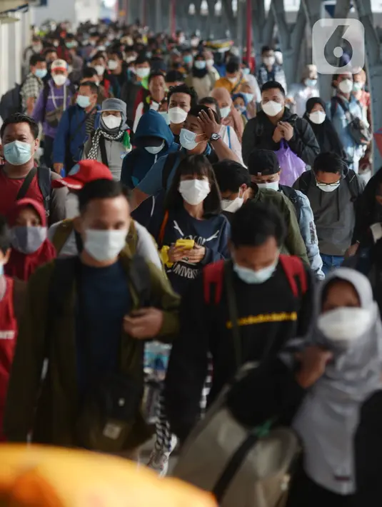 Suasana arus balik mudik Lebaran dengan Kereta Api Kertajaya tujuan Surabaya Pasar Turi-Stasiun Pasar Senen, Jakarta, Rabu (19/5/2021). Stasiun Pasar Senen tak menerapkan kembali pengecekan dokumen bebas COVID-19 bagi para penumpang yang tiba di Jakarta. (merdeka.com/Imam Buhori)
