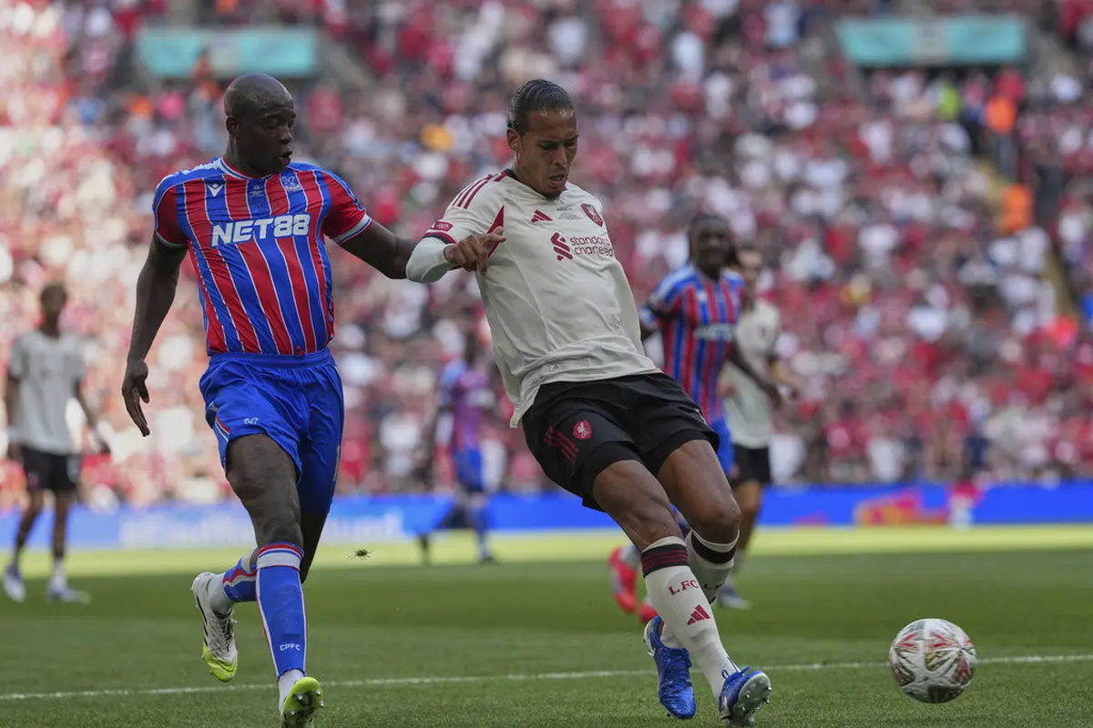 Virgil van Dijk berduel lawan Jean-Philippe Mateta di laga Community Shield antara Crystal Palace vs Liverpool di Stadion Wembley, Minggu (10/08/2025). (AP Photo/Dave Shopland).