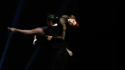 Pasangan asal Kolombia, Andres Uran dan Estefania Arango tampil dalam putaran final kategori Stage di Tango Dance World Championship 2019 di Buenos Aires, Argentina, Rabu (21/8/2019). Tango Dance World Championship 2019 menampilkan 744 pasangan dari 36 negara. (AP Photo/Natacha Pisarenko)