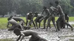 Anak-anak memainkan permainan Kabaddi di sebuah lahan yang digenangi air di Kolkata (8/9/2019). Kabaddi adalah olahraga yang berasal dari Tamil Nadu, India. (AFP Photo/Dibyangshu Sarkar)