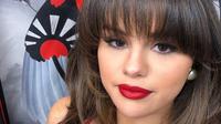 Selena Gomez pakai lipstik dari label kosmetiknya, Rare Beauty, di video klip Boyfriend. (dok. Instagram @rarebeauty/https://www.instagram.com/p/B-zr-AvHOx9/)