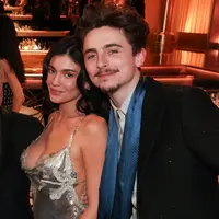 Intip tampilan Kylie Jenner dan Timothee Chalamet di Golden Globe Award 2025. [Dok/IG/voguemagazine].