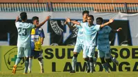 Pemain Persela U-21 melakukan selebrasi setelah menjebol gawang Arema Cronus U-21, Jumat (16/9/2016) di Stadion Surajaya, Lamongan. (Bola.com/Iwan Setiawan)