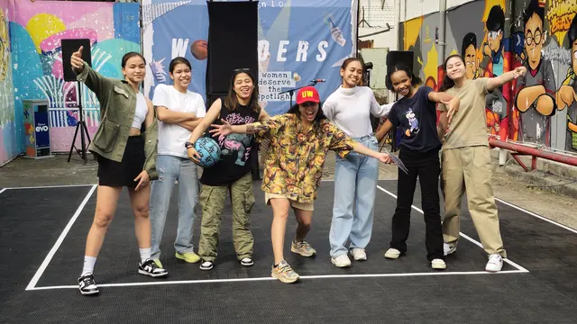 Anjelin Rosmika Simanjuntak bersama pemain basket putri yang ikut ajang 1on1 di M Bloc Space