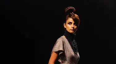 Model India berpose saat membawakan busana kreasi dari desainer Shweta Kapur di Lakme Fashion Week (LFW) Winter / Festive 2017 di Mumbai (16/8). Lakme Fashion Week berlangsung di Mumbai mulai 16-20 Agustus. (AFP Photo/Sujit Jaiswal)