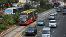 Bus Transjakarta melintas di Jalan MH Thamrin, Jakarta, Senin (24/7). Layanan bus Transjakarta gratis untuk umum hanya berlaku pada pembukaan, penutupan, Sabtu-Minggu, serta hari libur nasional. (Liputan6.com/Faizal Fanani)