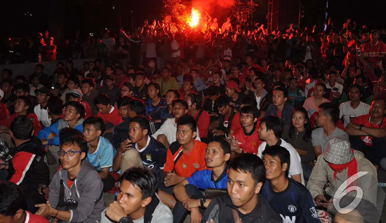 Liputan6.com bersama NexMedia mengadakan acara nonton bola seru di 7-11 Trunojoyo, Jaksel, Minggu (2/11/2014) (Liputan6.com/Miftahul Hayat)