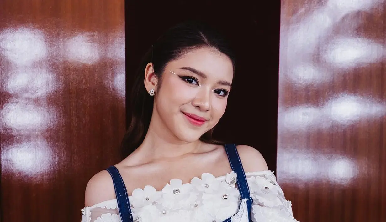 Bergaya khas Victoria, Tiara Andini kenakan sabrina flowery dress dan korset denim [instagram/tiaraandini]