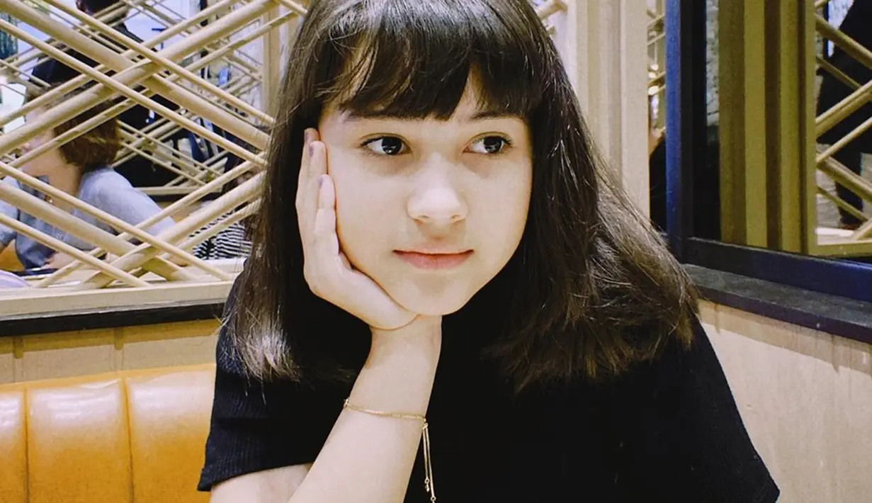 Sandrinna Michelle kini tengah menjadi perbincangan setelah membintangi sinetron ;Dari Jendela SMP'. Semakin tekun menggeluti dunia akting, dirinya semakin dikenal luas.(Liputan6.com/IG/@sandrinna_11)