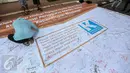 Peserta menandatangani spanduk “Deklarasi Hidup Tanpa Hoax dan Fitnah di kawasan Bundaran HI, Jakarta, Minggu (29/1). Aksi itu untuk meningkatkan kewaspadaan terhadap berita hoax dan fitnah terutama menjelang Pilkada Serentak. (Liputan6.com/Faizal Fanani)