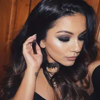 Buat kamu si hitam manis, kalau nggak mau terlihat kusam, jangan sampai kamu salah memilih makeup. (Foto: Instagram/@kaushalbeauty)