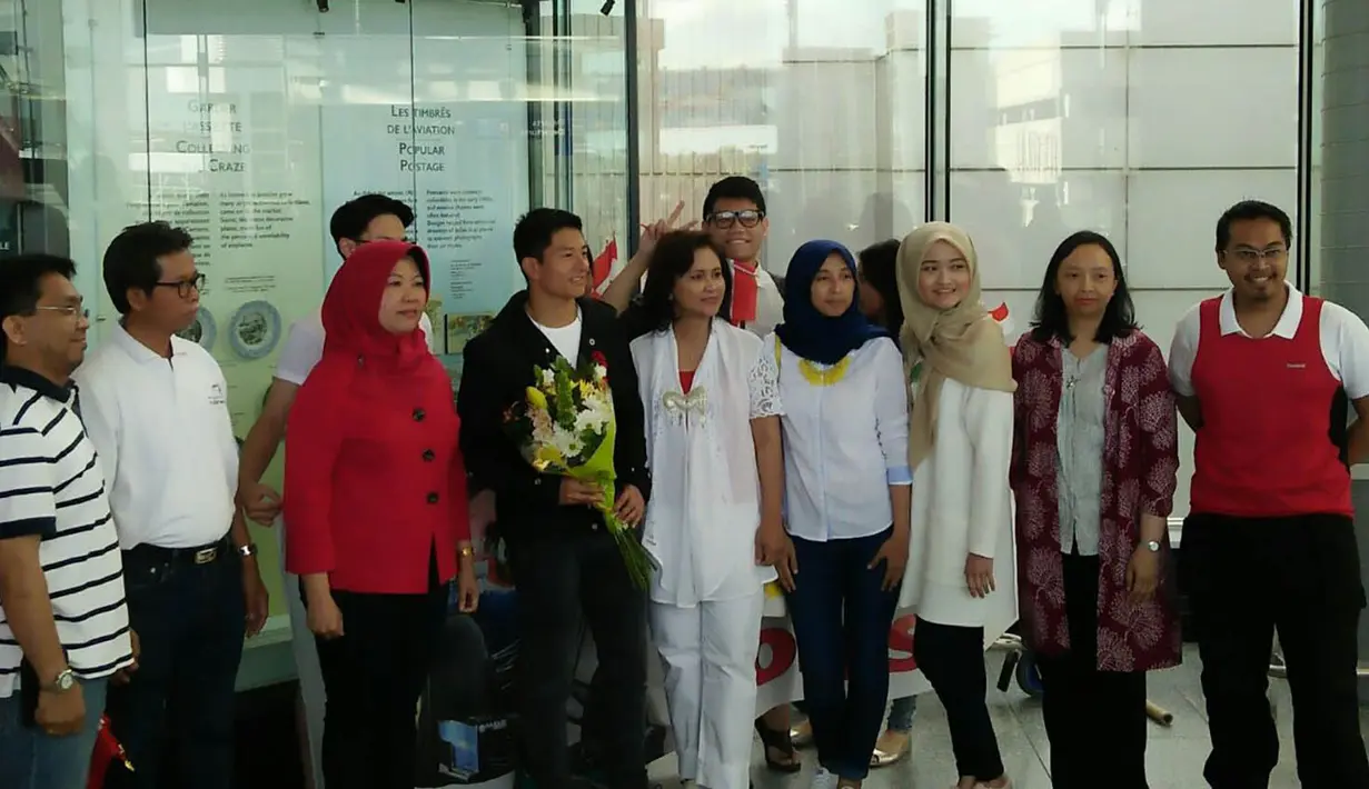 Para warga yang menyambut Rio Haryanto menyempatkan diri untuk foto bersama pebalap F1 dari tim Manor Racing itu. (Media Rio Haryanto)