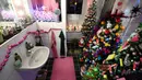 Pohon-pohon Natal yang sudah didekorasi memenuhi kamar mandi di rumah keluarga Thomas Jeromin di Rinteln, Jerman, Minggu (8/12/2019). Thomas Jeromin memenuhi rumahnya dengan 350 pohon Natal di hampir tiap sudut rumah, mulai dari ruang tamu, dapur sampai kamar mandi. (Ina FASSBENDER/AFP)