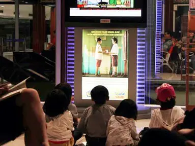 Citizen6: Keterlambatan (delay) maskapai penerbangan di Indonesia sudah menjadi kebiasaan, bosan menunggu penerbangan sejumlah anak mengisi waktu mereka dengan menonton layar TV di ruang tunggu bandara. (Pengirim: Ian Fajri).