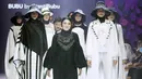 Pertama kali tampil di runway para muse busana muslim milik Ranti Bubu mengaku deg-degan. Mereka bahkan merasa lebih gugup daripada harus bernyanyi, membuat konten, atau ceramah di hadapan banyak orang. [Foto: Bambang E. Ros/Fimela.com]