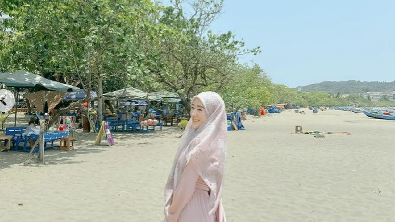 Potret Larissa Chou di pantai dengan gamis cantik (Instagram/@larissachou)