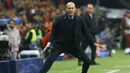 Pelatih Real Madrid, Zinedine Zidane, memberikan instruksi saat melawan Galatasaray pada laga Liga Champions di Stadion Ali Sami Yen Spor, Istanbul, Selasa (22/10). Galatasaray kalah 0-1 dari Madrid. (AFP/Gokhan Kilicer)