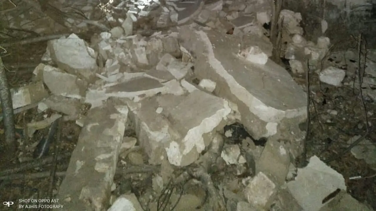 Gempa Situbondo menghancurkan tembok rumah warga di Sumenep.