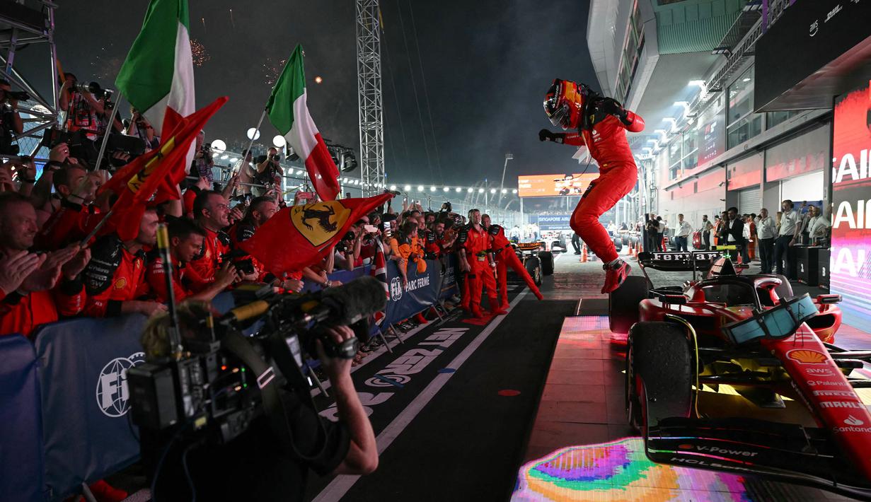Selebrasi pembalap tim Scuderia Ferrari, Carlos Sainz setelah memenangi balapan F1 GP Singapura 2023 di Marina Bay Street Circuit, Singapura, Minggu (17/9/2023) malam WIB. (AFP/Mohd Rasfan)