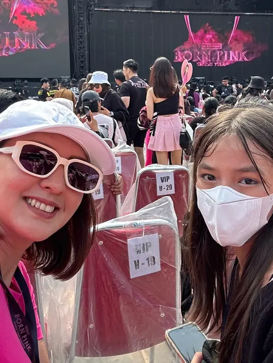 Presenter Donna Agnesia juga menemani putrinya Sabrina menyaksikan konser Blackpink. Penampilan putri pasangan Donna dan Darius itu sukses mencuri perhatian warganet. [Instagram/dagnesia]