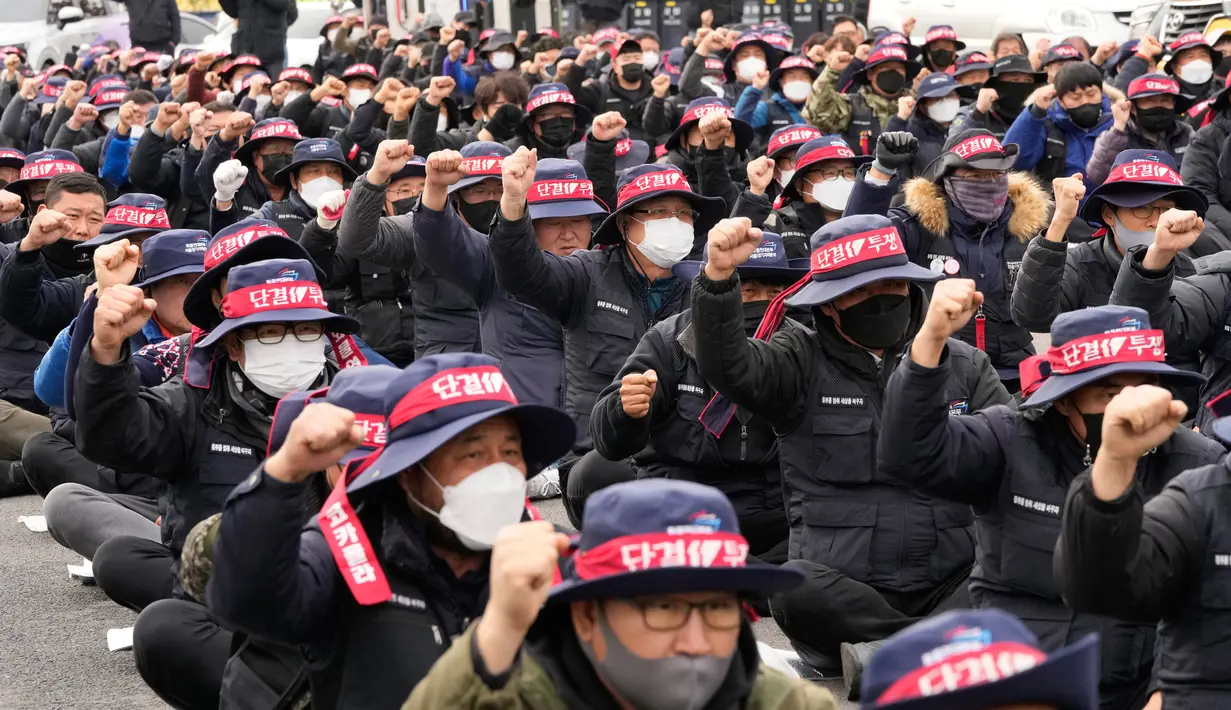 Anggota serikat Solidaritas Pengemudi Truk Kargo mengadakan unjuk rasa menentang perintah pemerintah untuk kembali bekerja pada pengemudi truk semen di Uiwang, Korea Selatan, Selasa (29/11/2022). Pemerintah Korea Selatan mengeluarkan perintah untuk ribuan truk pengemudi yang telah melakukan pemogokan untuk kembali bekerja. (AP Photo/Ahn Young-joon)