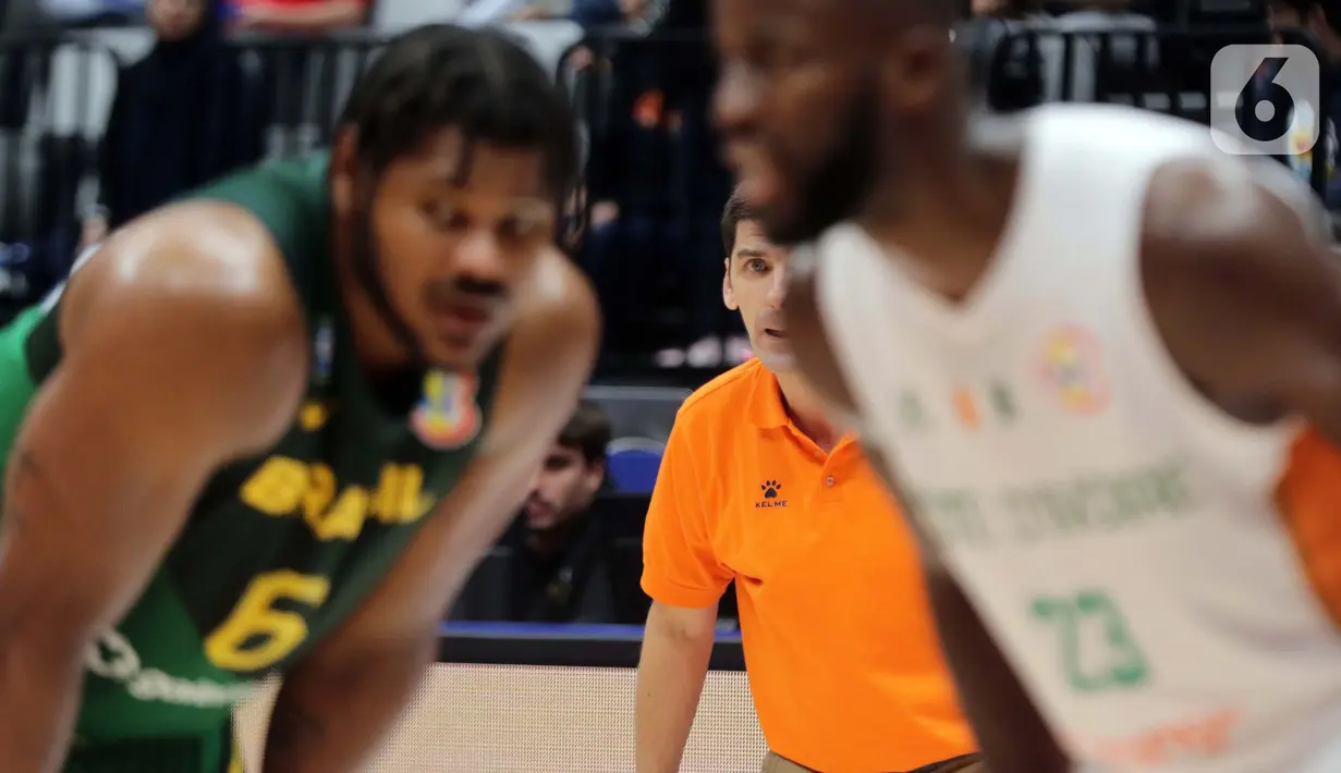 Pelatih timnas basket Pantai Gading, Dejan Prokic memberi instruksi kepada timnya saat melawan Brasil pada penyisihan Grup G FIBA World Cup 2023 di Indonesia Arena, Gelora Bung Karno, Jakarta, Rabu (30/8/2023). (Liputan6.com/Helmi Fithriansyah)